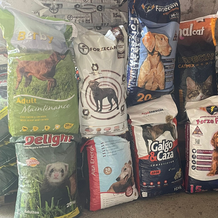 Piensos para perros, gatos, hurones de fabricación externa